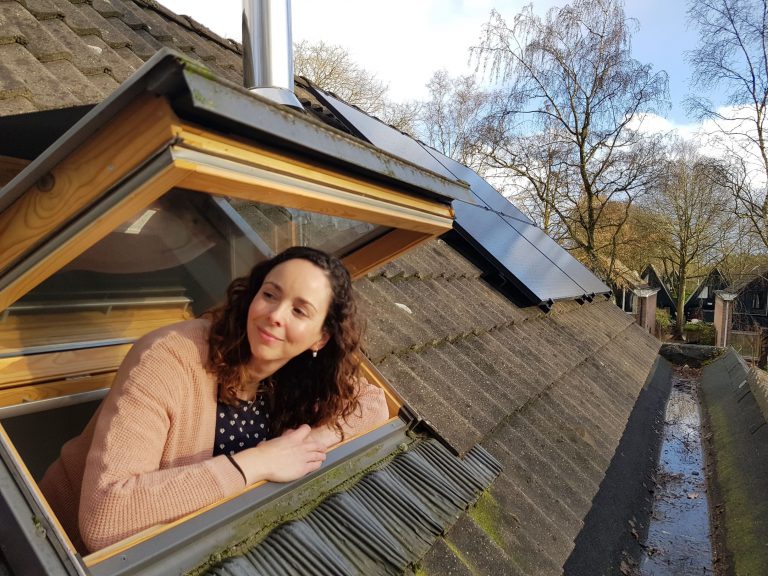 Tevreden huurder toont zonnepanelen