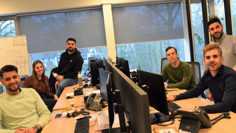 Team zon-adviseurs geven advies over zonnepanelen